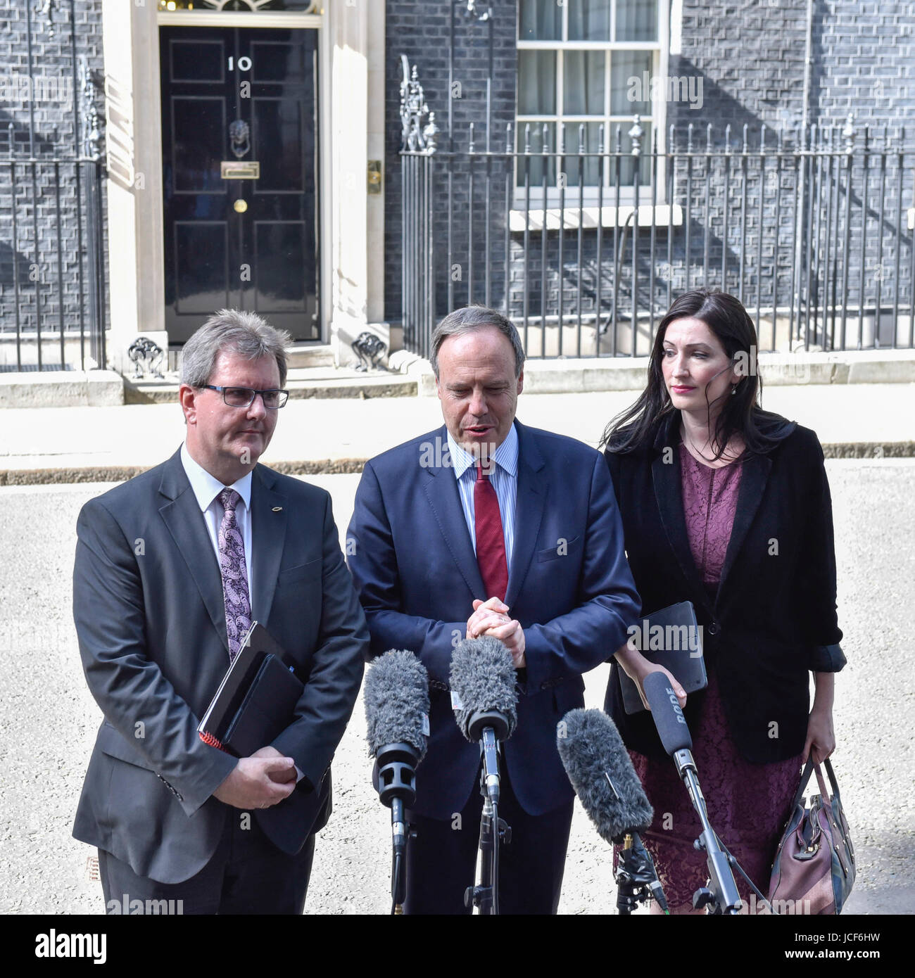 Londres, Royaume-Uni. 15 Juin, 2017. (L à R) Sir Jeffrey Donaldson, Nigel Dodds, leader adjoint du Parti unioniste démocratique, et Emma Little Pengelly ouyside numéro 10 dans une conférence de presse. Les membres de l'Assemblée d'Irlande du Nord visiter Downing Street pour des entretiens avec le premier ministre Theresa Mai suivant les résultats de l'élection générale. Les conservateurs cherchent à travailler avec le Parti unioniste démocratique afin de former un gouvernement minoritaire. Crédit : Stephen Chung/Alamy Live News Banque D'Images