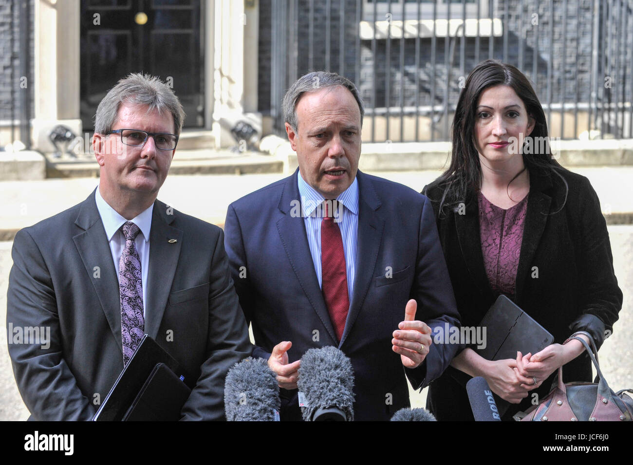 Londres, Royaume-Uni. 15 Juin, 2017. (L à R) Sir Jeffrey Donaldson, Nigel Dodds, leader adjoint du Parti unioniste démocratique, et Emma Little Pengelly ouyside numéro 10 dans une conférence de presse. Les membres de l'Assemblée d'Irlande du Nord visiter Downing Street pour des entretiens avec le premier ministre Theresa Mai suivant les résultats de l'élection générale. Les conservateurs cherchent à travailler avec le Parti unioniste démocratique afin de former un gouvernement minoritaire. Crédit : Stephen Chung/Alamy Live News Banque D'Images