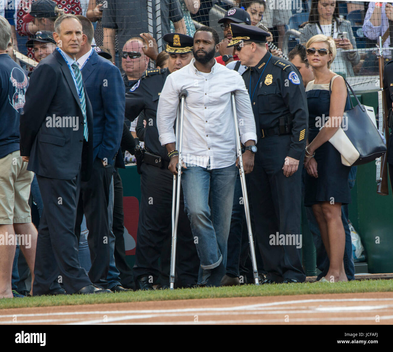 David Bailey, l'un de l'US Capitol police Hil, qui a été blessé dans une fusillade à une pratique d'un match de baseball en Virginie, hier, les montres les équipes réchauffer. Depuis 1909, démocratique et républicain, membre de la Chambre et du Sénat ont lieu chaque année un match de baseball. Cette année, en raison de la majorité de la chambre de tir Whip, Steve Scalise, R-LA, les équipes ont montré leur unité en portant des casquettes de la Police de Capitol Hill pour honorer les policiers qui ont été blessés et d'autres protégeant Scalise membres du Congrès. Patsy Lynch/MediaPunch Banque D'Images
