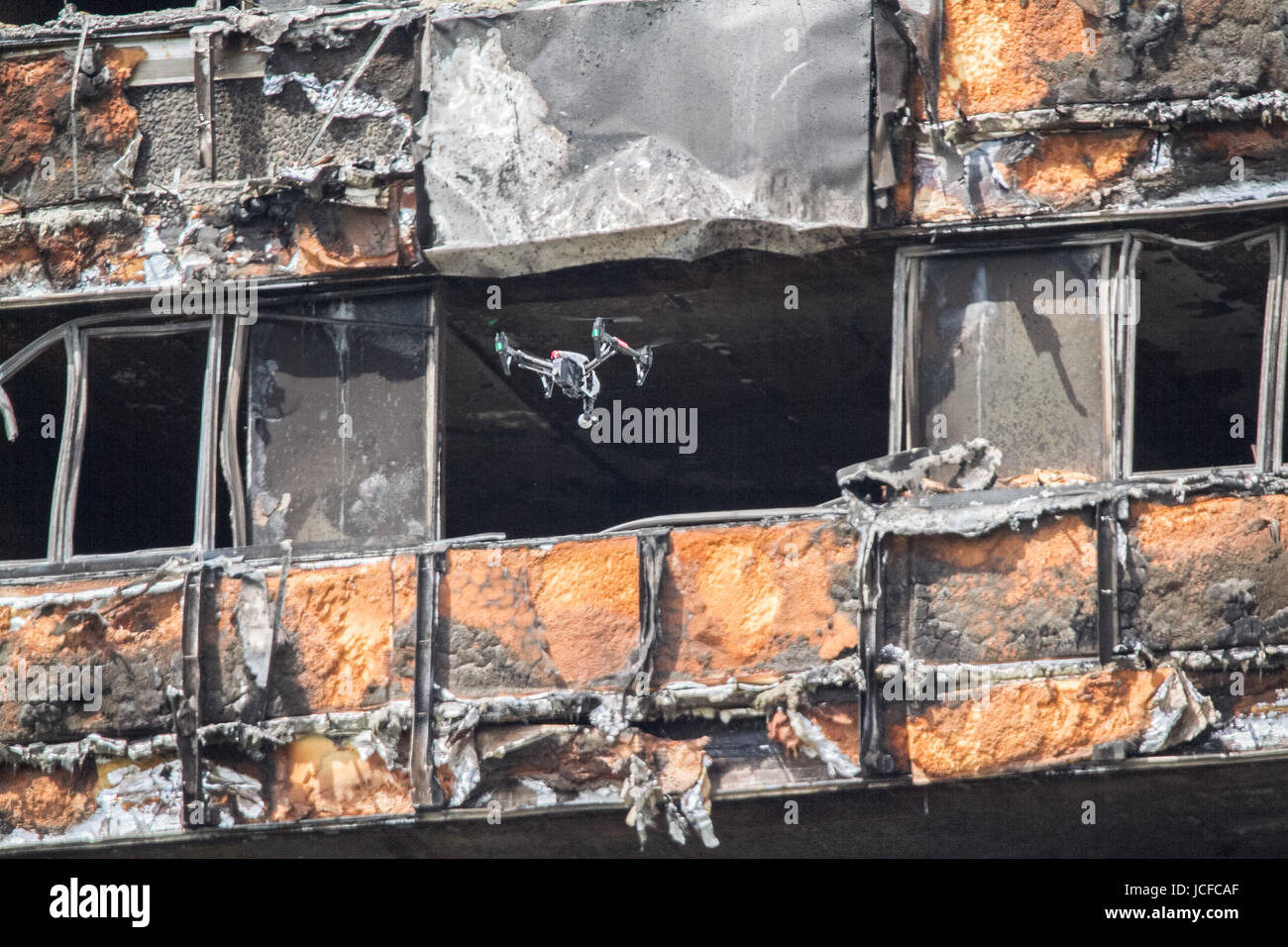 Londres, Royaume-Uni. 16 Juin, 2017. Un drone de police vole près de la vestiges calcinés et bardage de la fondue tour résidentielle Grenfell en bloc Latimer Road West London qui a été englouti par un violent incendie ayant entraîné la mort de 17 personnes et de nombreux toujours sans nouvelles de crédit : amer ghazzal/Alamy Live News Banque D'Images