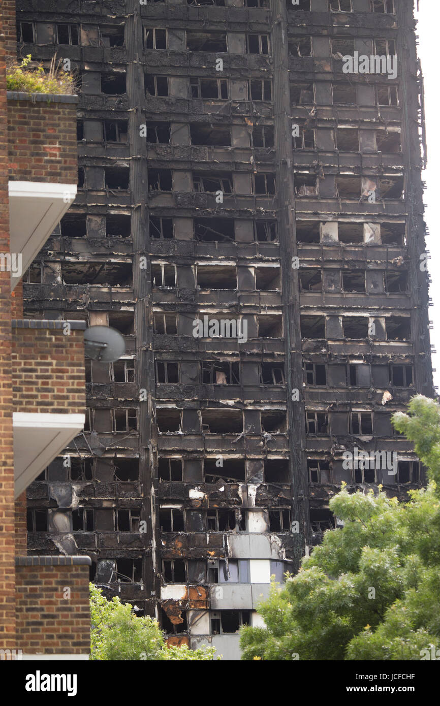 Londres, Royaume-Uni. 16 Juin, 2017. bVolunteers et police à Grenfell Tower dans l'ouest de Londres après un grand incendie. Crédit : Sébastien Remme/Alamy Live News Banque D'Images
