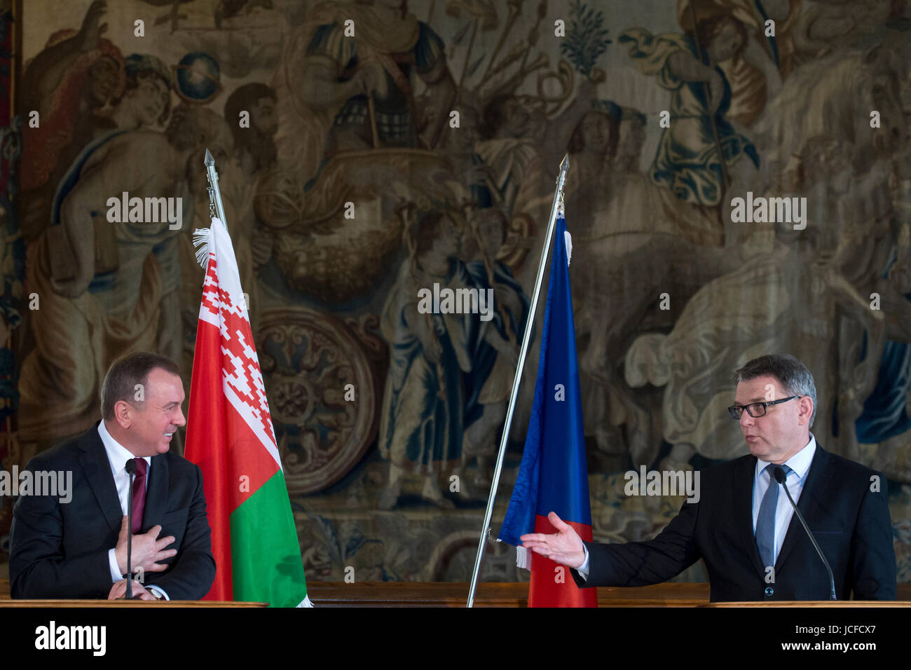 Prague, République tchèque. 16 Juin, 2017. Le ministre tchèque des affaires étrangères, Lubomir Zaoralek (à droite) et le ministre des affaires étrangères biélorusse Vladimir Makei parler pendant la conférence de presse après leur rencontre à Prague, en République tchèque, le 16 juin 2017. Credit : Michal Kamaryt/CTK Photo/Alamy Live News Banque D'Images