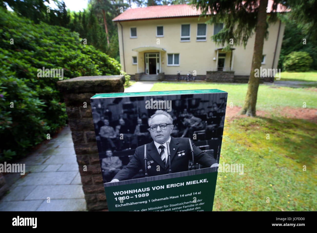 La chambre d'Erich Mielke, chef de l'état de la sécurité dans la République démocratique allemande (RDA) est photographié à la colonie à Bernau forêt Wandlitz, Allemagne, 16 juin 2017. Le comité permanent de la chambre à côté d'autres bâtiments résidentiels de GDR-chefs est maintenant en vertu de l'ordonnance de préservation. Photo : Wolfgang Kumm/dpa Banque D'Images