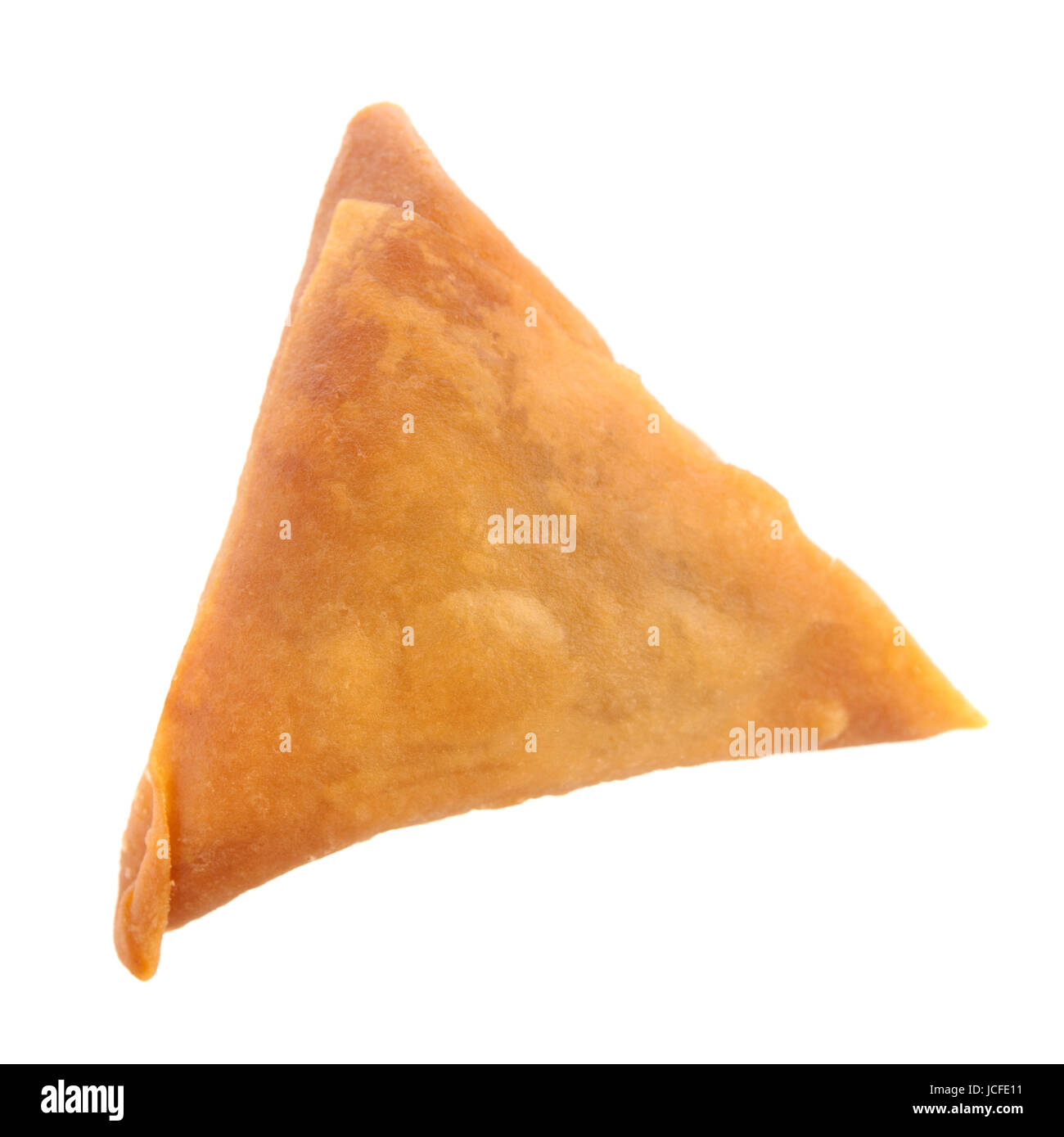 Le Samosa snack populaire en Asie, la nourriture asiatique isolé sur fond blanc. Banque D'Images