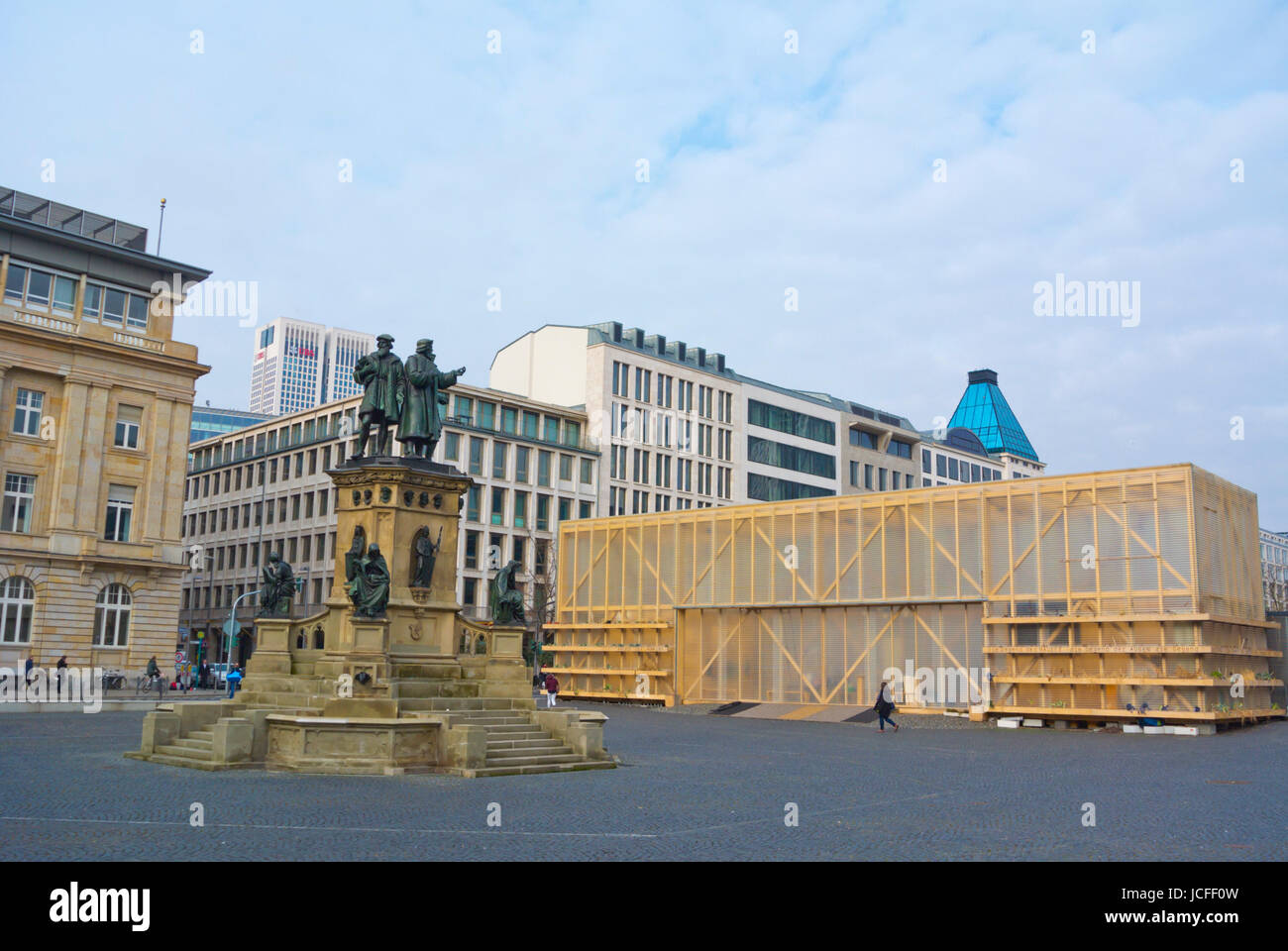 La place Goetheplatz, avec Goethe memorial et Zukunftspavillons, Frankfurt am Main, Hesse, Allemagne Banque D'Images