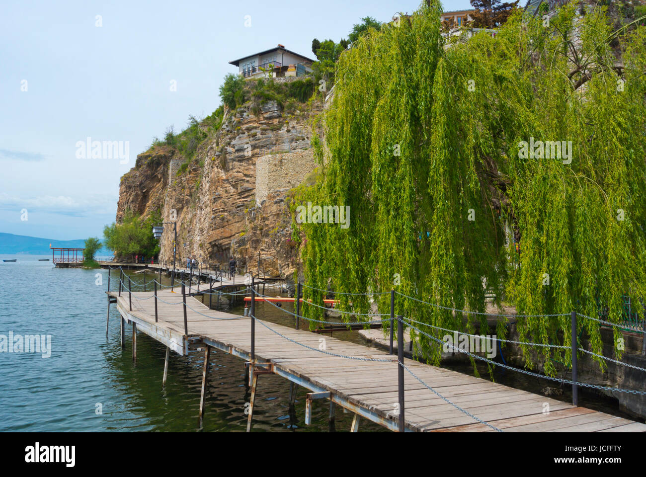 Passerelle en bois entre l'Potpes et plages Kaneo, Ohrid, Macédoine Banque D'Images