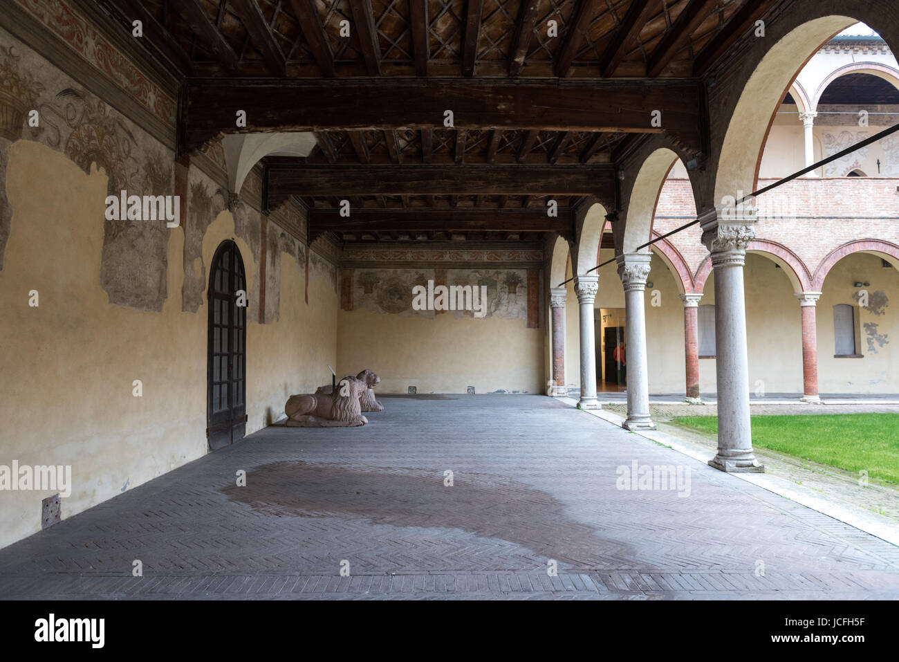 Jardin intérieur dans une célèbre maison ancienne dans la ville de Ferrara Banque D'Images