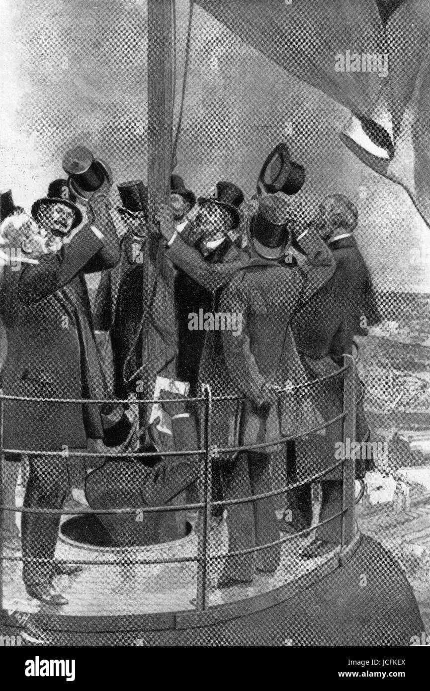 Un mois avant l'ouverture de l'Exposition Universelle de 1889, Gustave Eiffel hisse le drapeau Français en haut de la Tour Eiffel. Banque D'Images