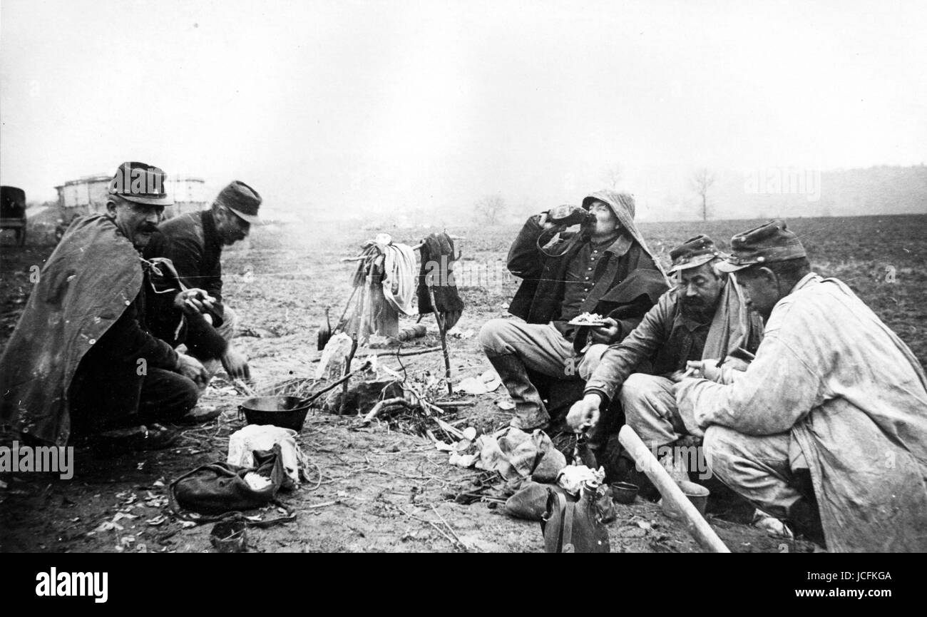 Soldats français viennent de mettre en place leur bivouac au cours de la Première Guerre mondiale. Banque D'Images