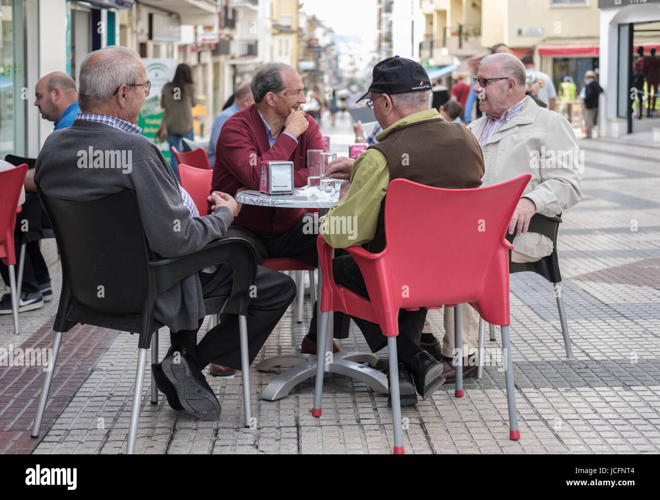 Quatre hommes âgés ayant matin boissons, Ronda, Málaga, Espagne Banque D'Images