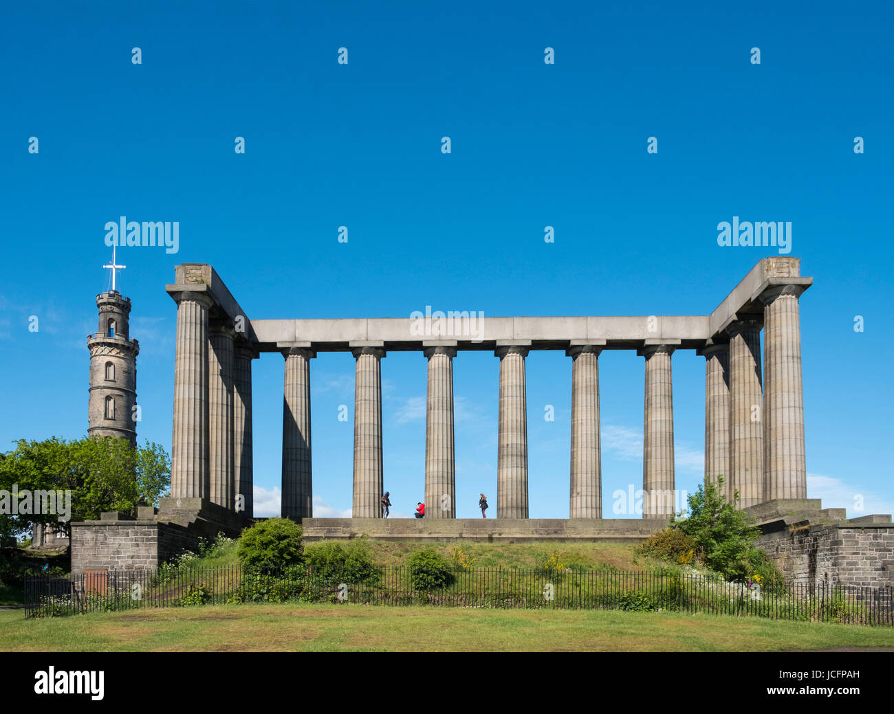 Le Monument Nelson à gauche et Monument National sur Calton Hill, à Édimbourg, Écosse, Royaume-Uni Banque D'Images