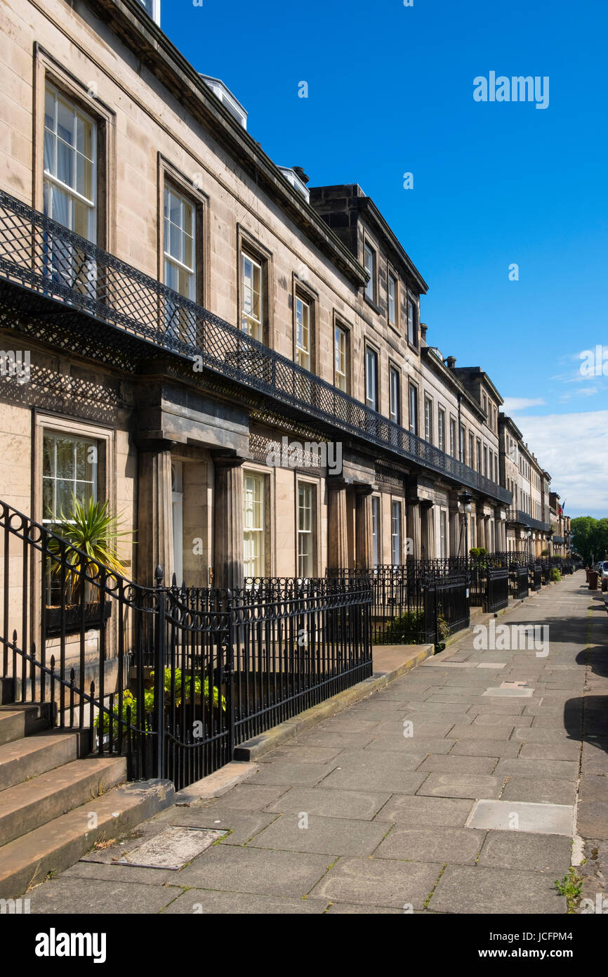 Voir des maisons en rangée sur Regent historique exposée ci-dessous Calton Hill à Edinburgh, Ecosse, Royaume-Uni Banque D'Images