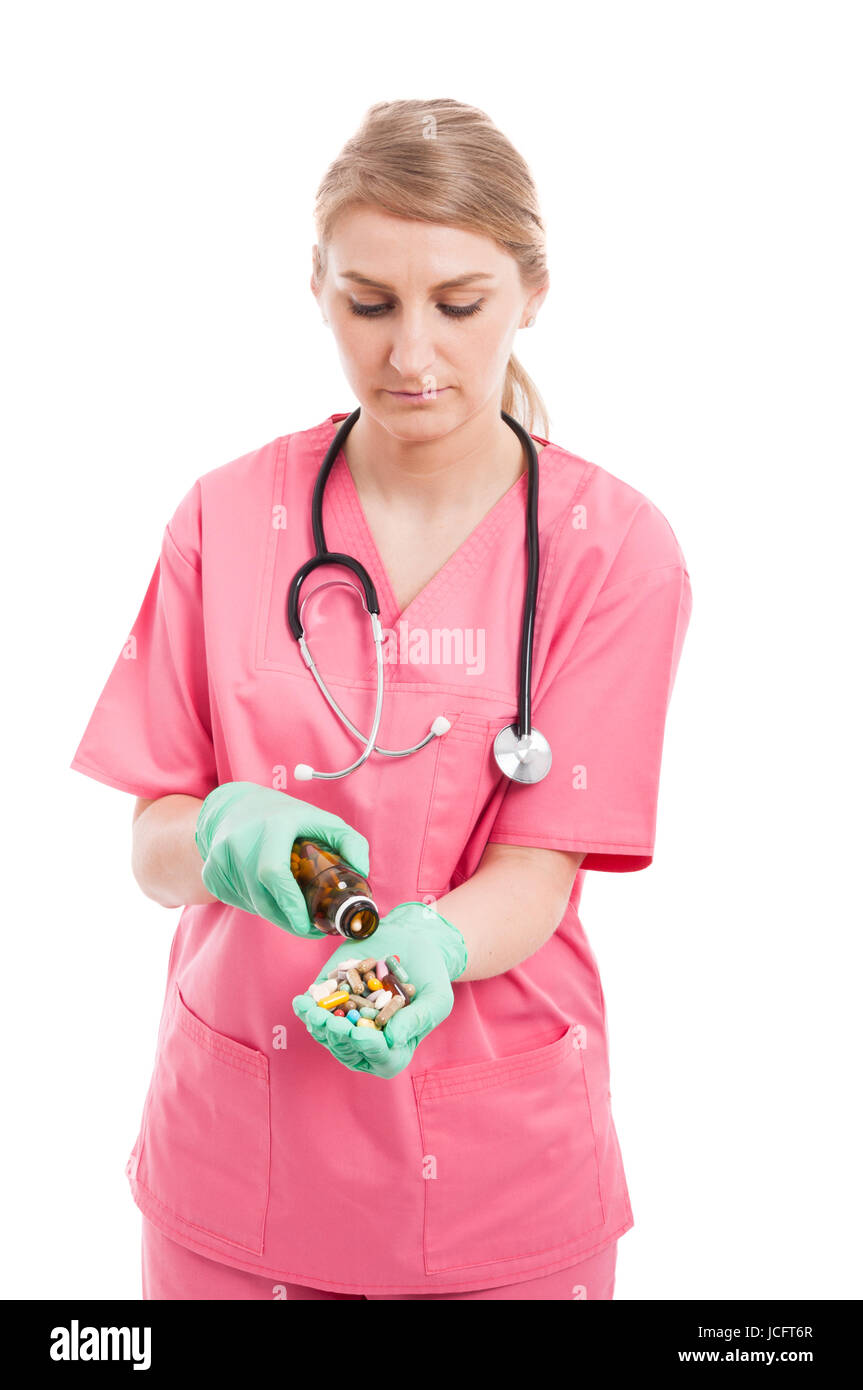 Dame infirmière médicale de renverser une bouteille de pilules isolé sur fond blanc Banque D'Images