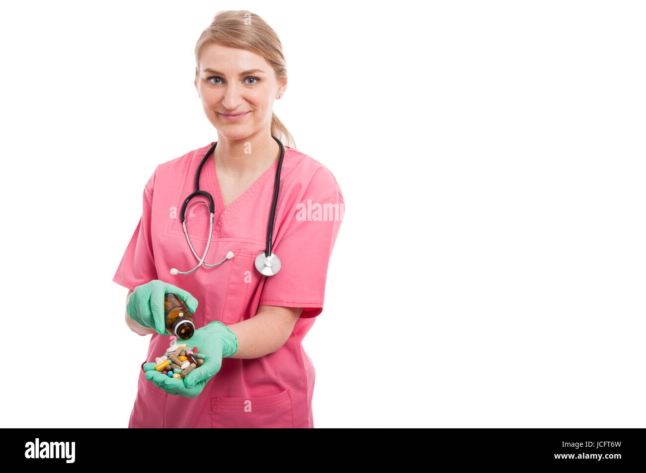 Femme infirmière médicale de renverser une bouteille de pilules isolé sur fond blanc avec l'espace texte copie Banque D'Images