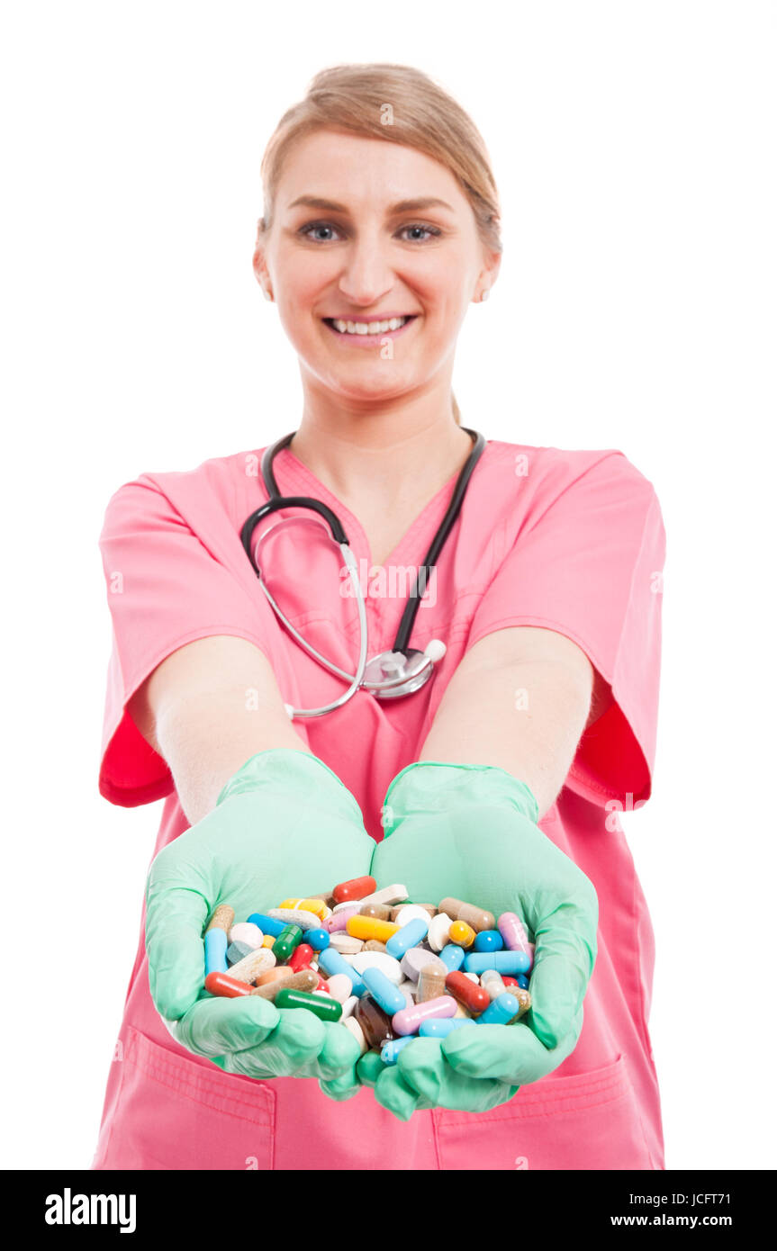 Portrait of medical nurse dame smiling montrant beaucoup de pilules isolé sur fond blanc Banque D'Images