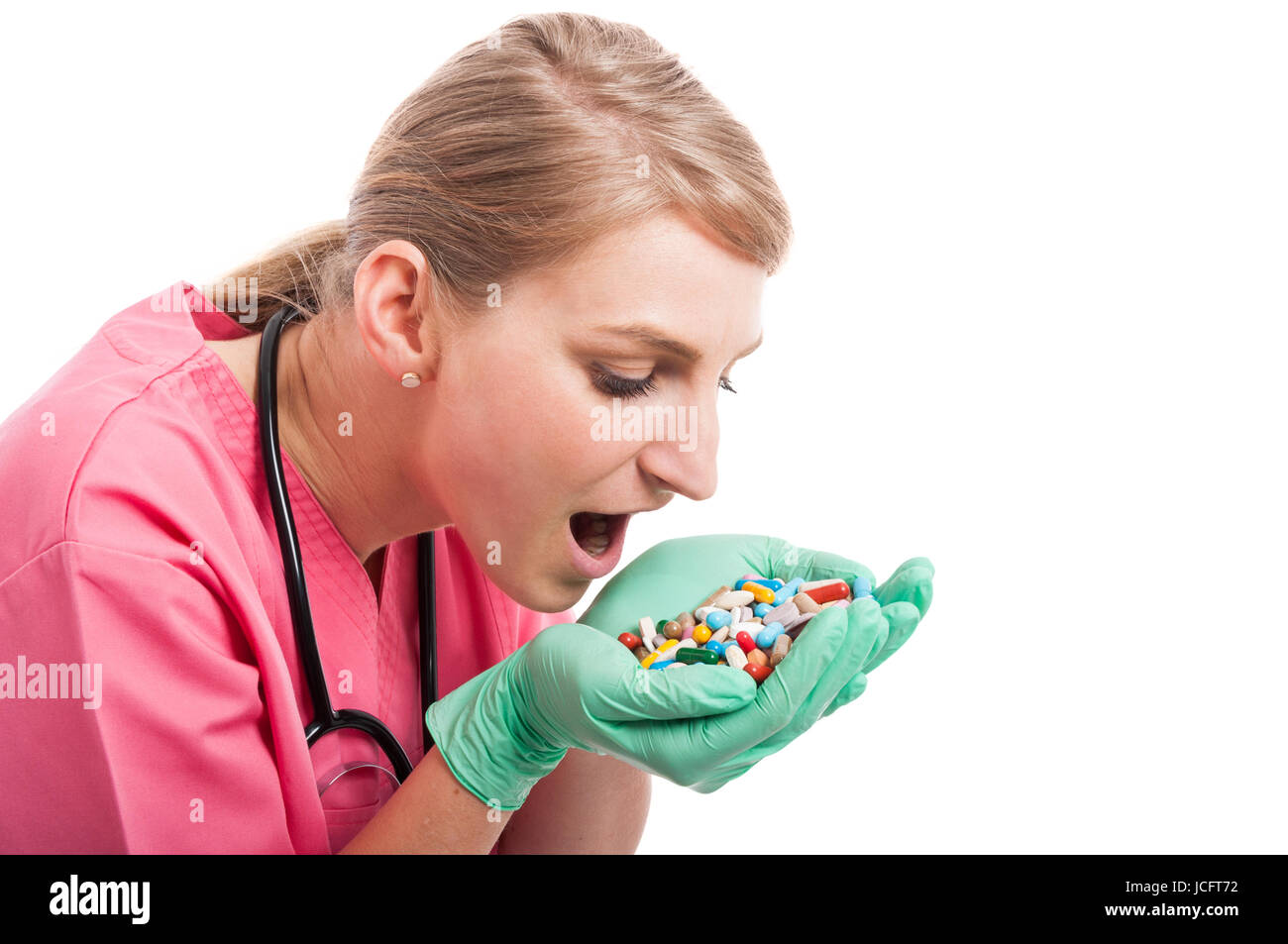 Close-up of medical infirmière prenant beaucoup de pilules isolé sur fond blanc avec zone de l'espace texte copie Banque D'Images