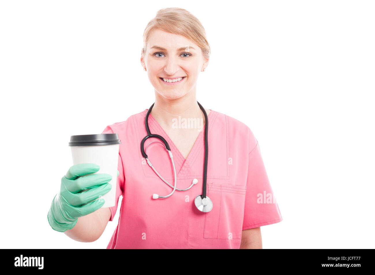 Friendly infirmière médicale lady smiling holding Coffee cup à emporter isolé sur fond blanc avec l'espace texte copie Banque D'Images