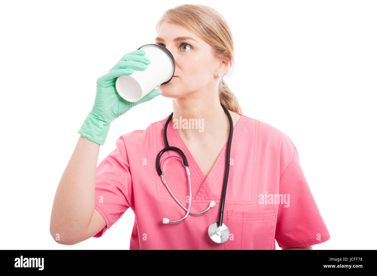 Dame blonde infirmière médicale en sirotant du café tasse isolé sur fond blanc avec l'espace texte copie Banque D'Images