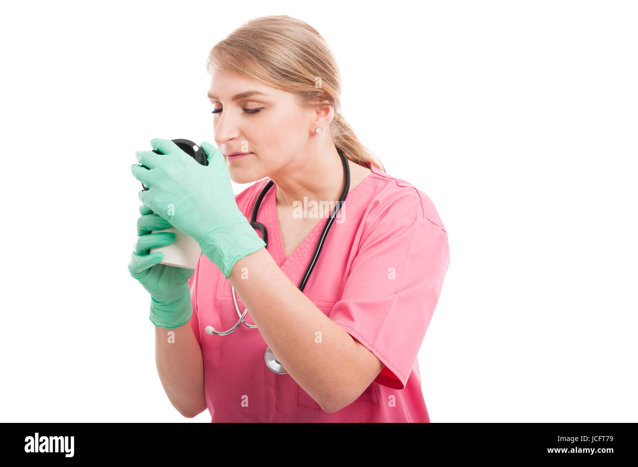 Dame blonde infirmière médicale odeur de café frais isolé sur fond blanc avec l'espace texte copie Banque D'Images