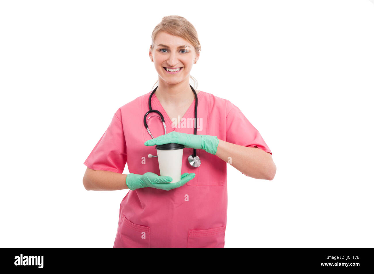 Dame blonde infirmière médicale tenant la tasse de café à emporter et souriant isolé sur fond blanc Banque D'Images