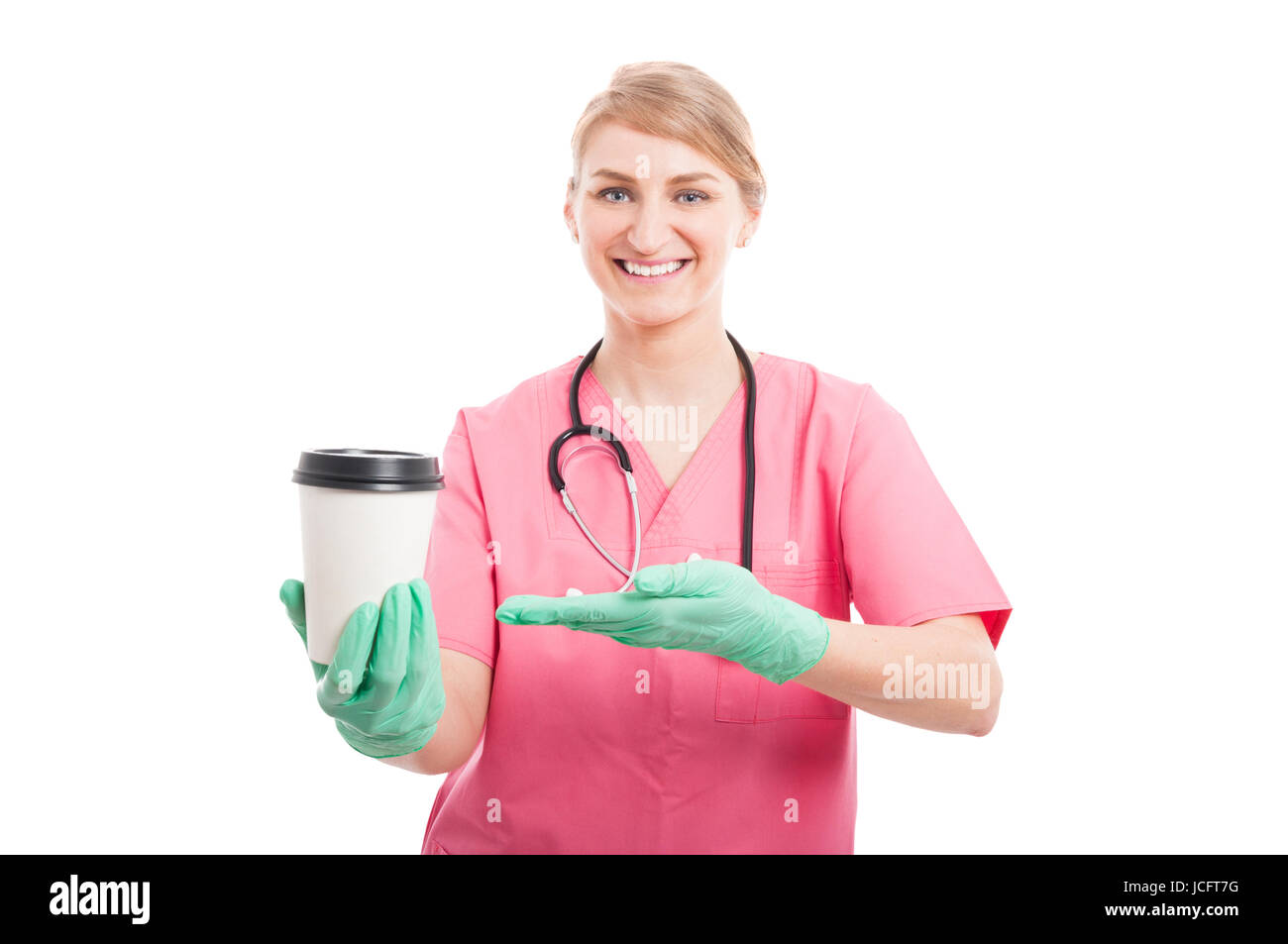 Dame blonde infirmière médicale montrant la tasse de café à emporter et souriant isolé sur fond blanc Banque D'Images