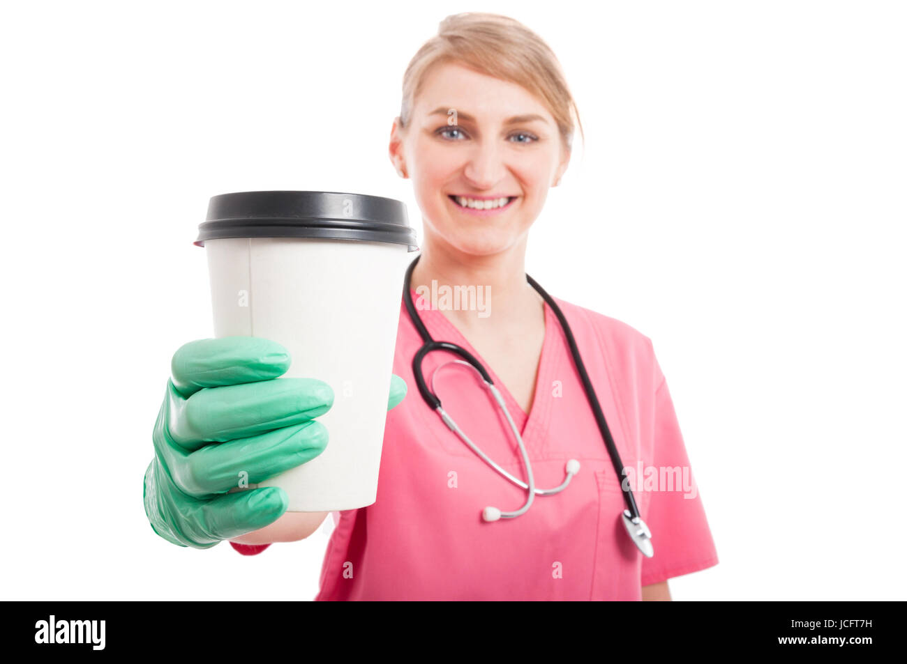 Focus sélectif d'infirmières Dame montrant tasse à café et smiling isolé sur fond blanc Banque D'Images