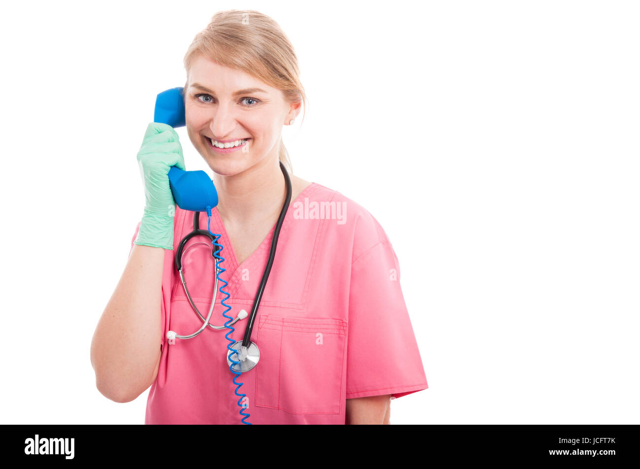 Friendly infirmière médicale lady smiling parlant au téléphone isolé sur fond blanc avec l'espace texte copie Banque D'Images