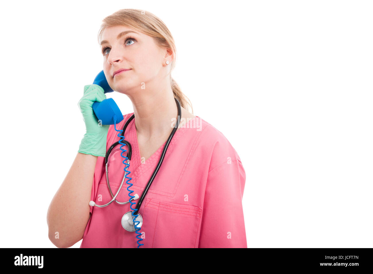 Infirmière Médicale sympathique dame à l'écoute sur le récepteur bleu isolé sur fond blanc avec l'espace texte copie Banque D'Images