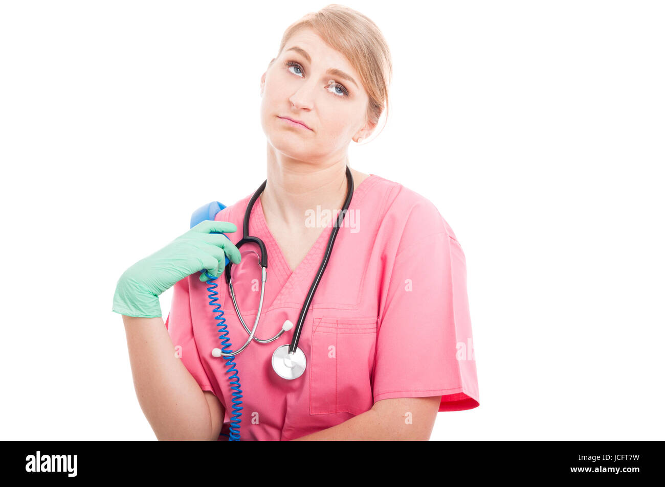 Infirmière Médicale lady holding combiné à ennuyer isolé sur fond blanc avec l'espace texte copie Banque D'Images