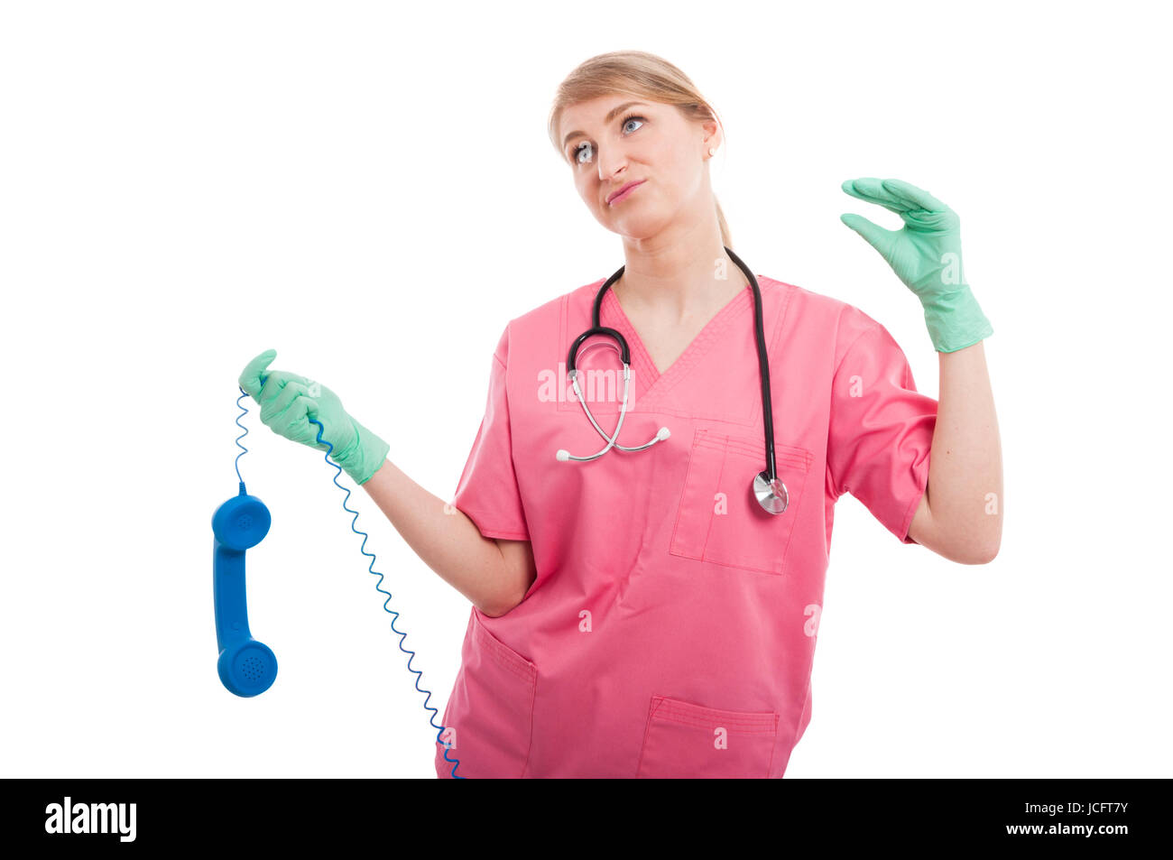 Infirmière Médicale dame jouant avec récepteur téléphonique bleu à ennuyer isolé sur fond blanc Banque D'Images