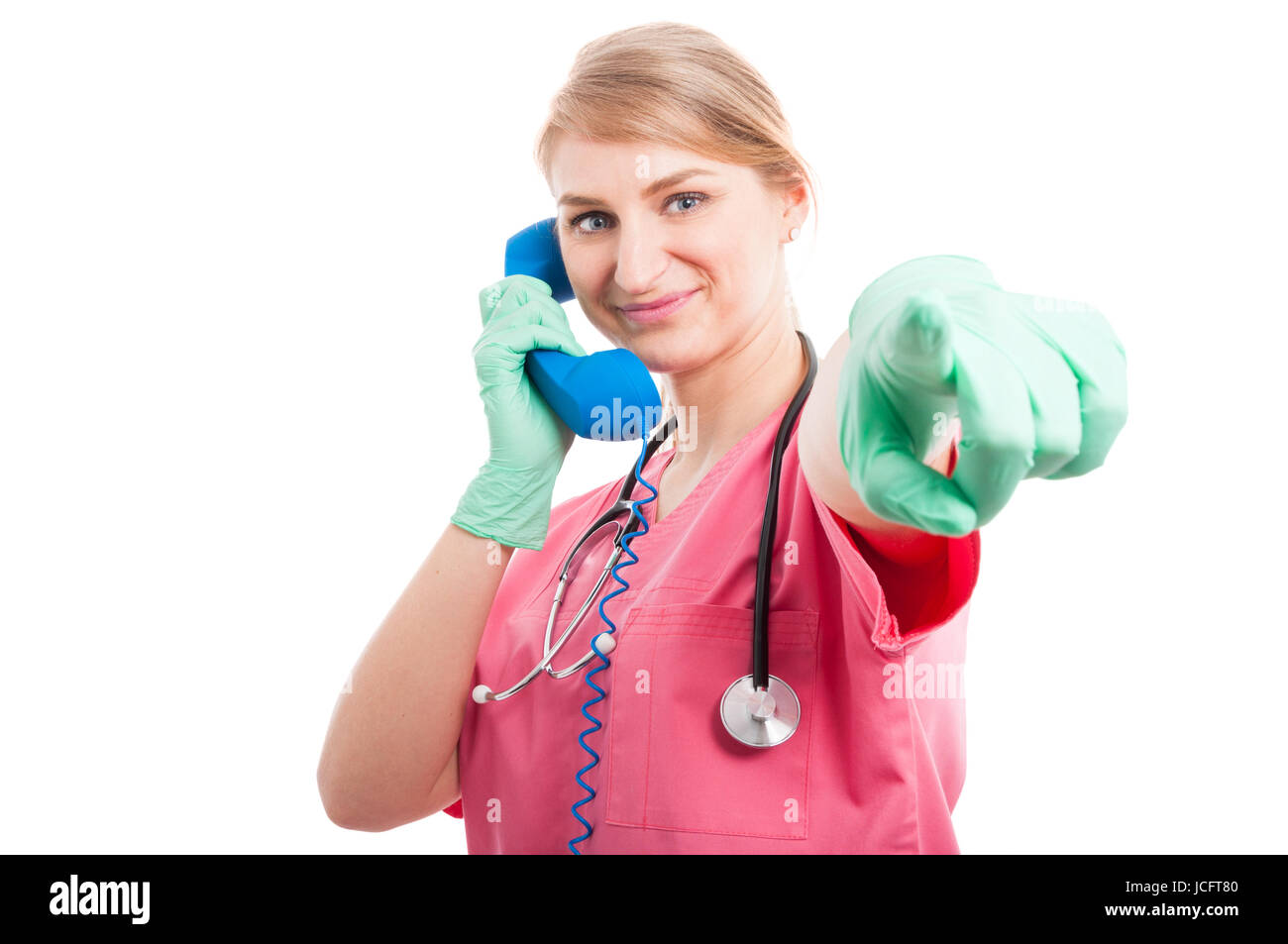 Infirmière Médicale lady holding récepteur et caméra pointant isolé sur fond blanc avec l'espace texte copie Banque D'Images