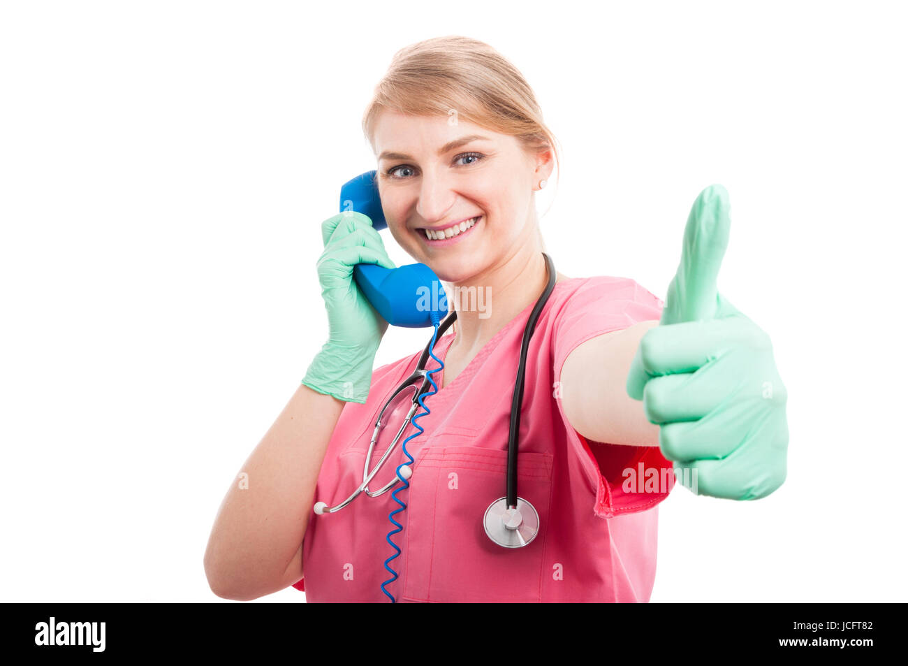 Infirmière Médicale lady holding receveur montrant comme geste isolé sur fond blanc avec l'espace texte copie Banque D'Images