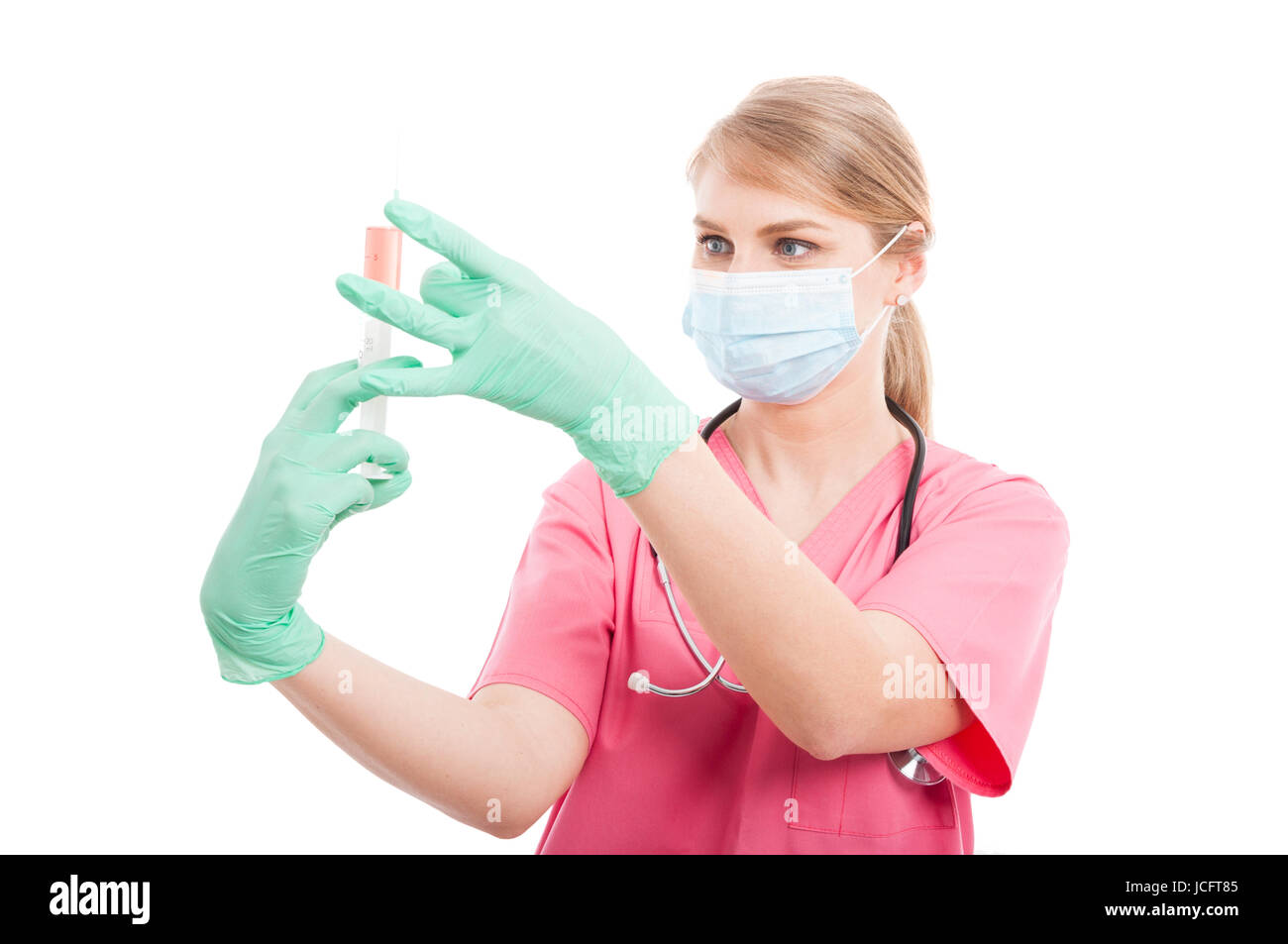 Infirmière Médicale lady contrôle sérum seringue avec wearing mask isolé sur fond blanc Banque D'Images