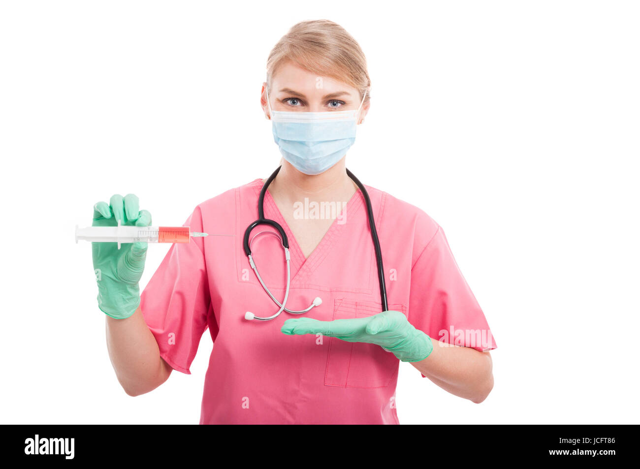 Infirmière Médicale dame montrant seringue avec le sérum bleu isolé sur fond blanc Banque D'Images