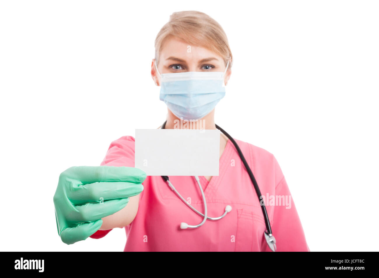 Portrait de Dame infirmière médicale montrant black business card isolé sur fond blanc Banque D'Images