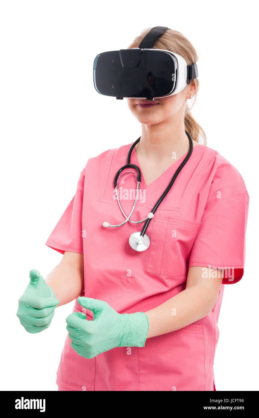 Infirmière portant des lunettes de réalité virtuelle jeu isolé sur fond blanc Banque D'Images
