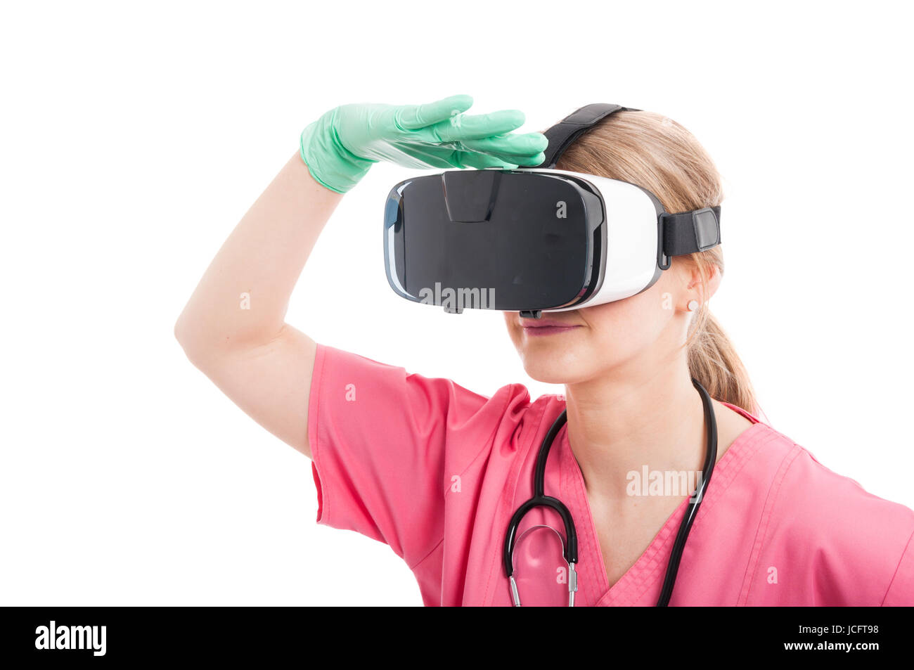 Infirmière portant des lunettes de réalité virtuelle à loin isolé sur fond blanc Banque D'Images
