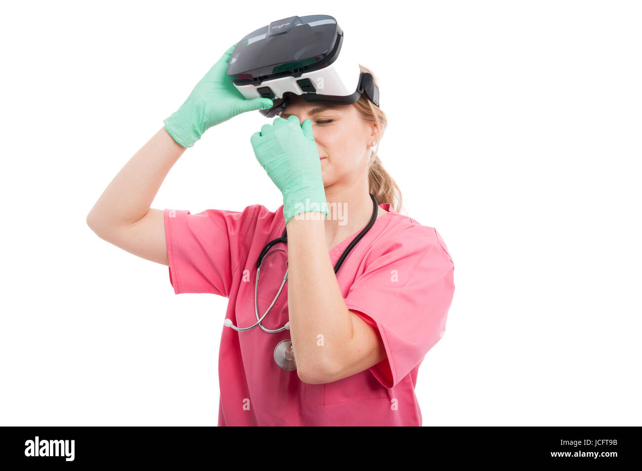 Infirmière la sensation de douleur après le port de lunettes vr isolé sur fond blanc Banque D'Images