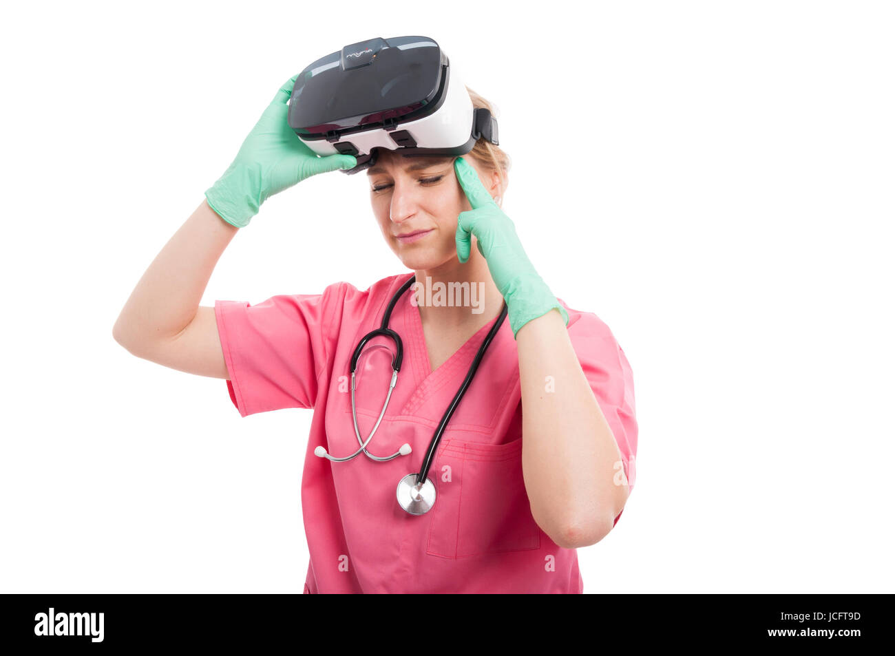 Infirmière chef sentiment après le port de lunettes vr ache isolé sur fond blanc avec l'espace texte copie Banque D'Images