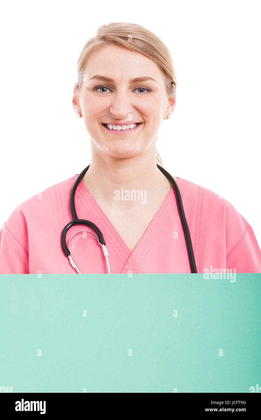 Infirmière Médicale lady holding green copyspace et smiling isolé sur fond blanc avec l'espace texte copie Banque D'Images
