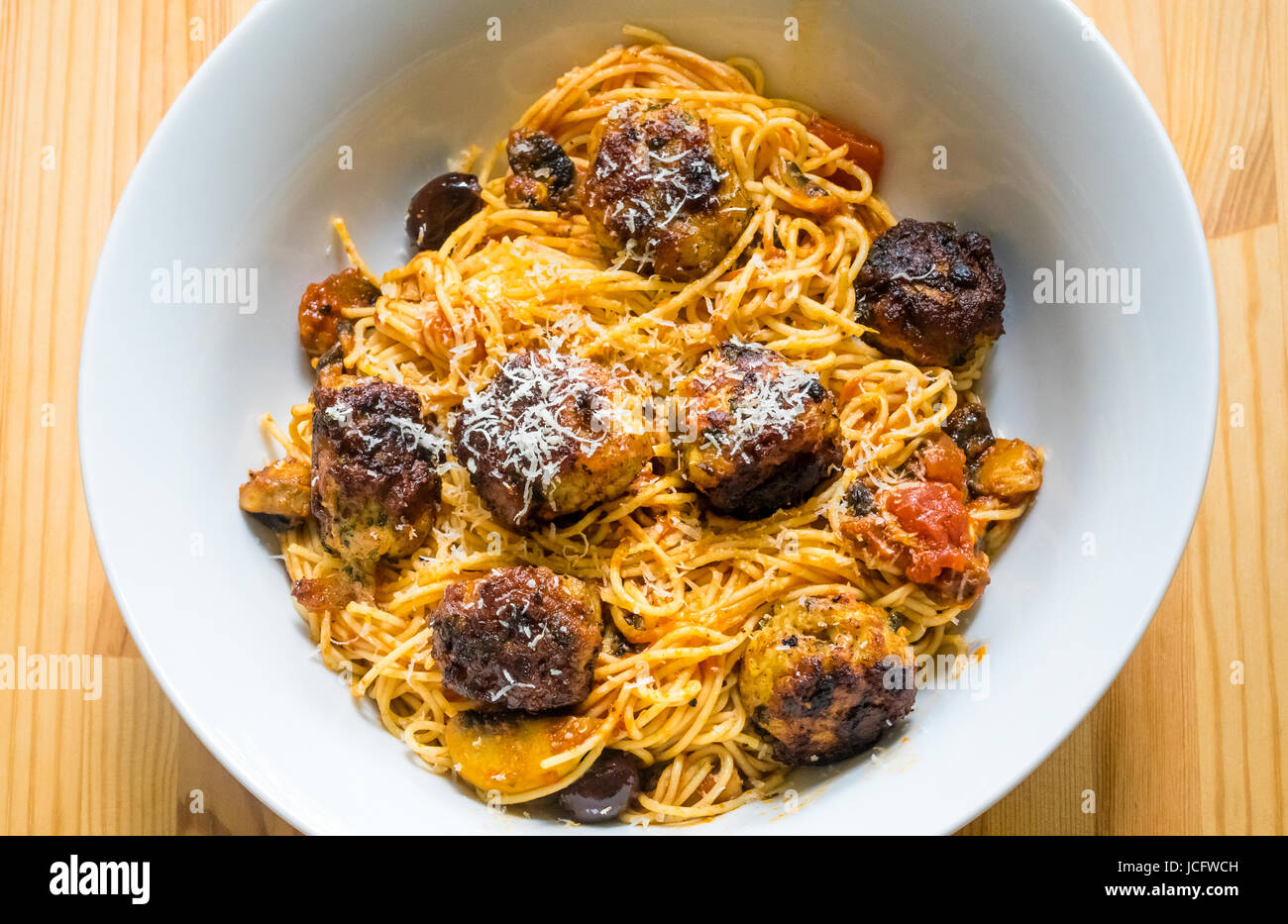 Spaghetti et boulettes de viande italienne dans un bol blanc Banque D'Images