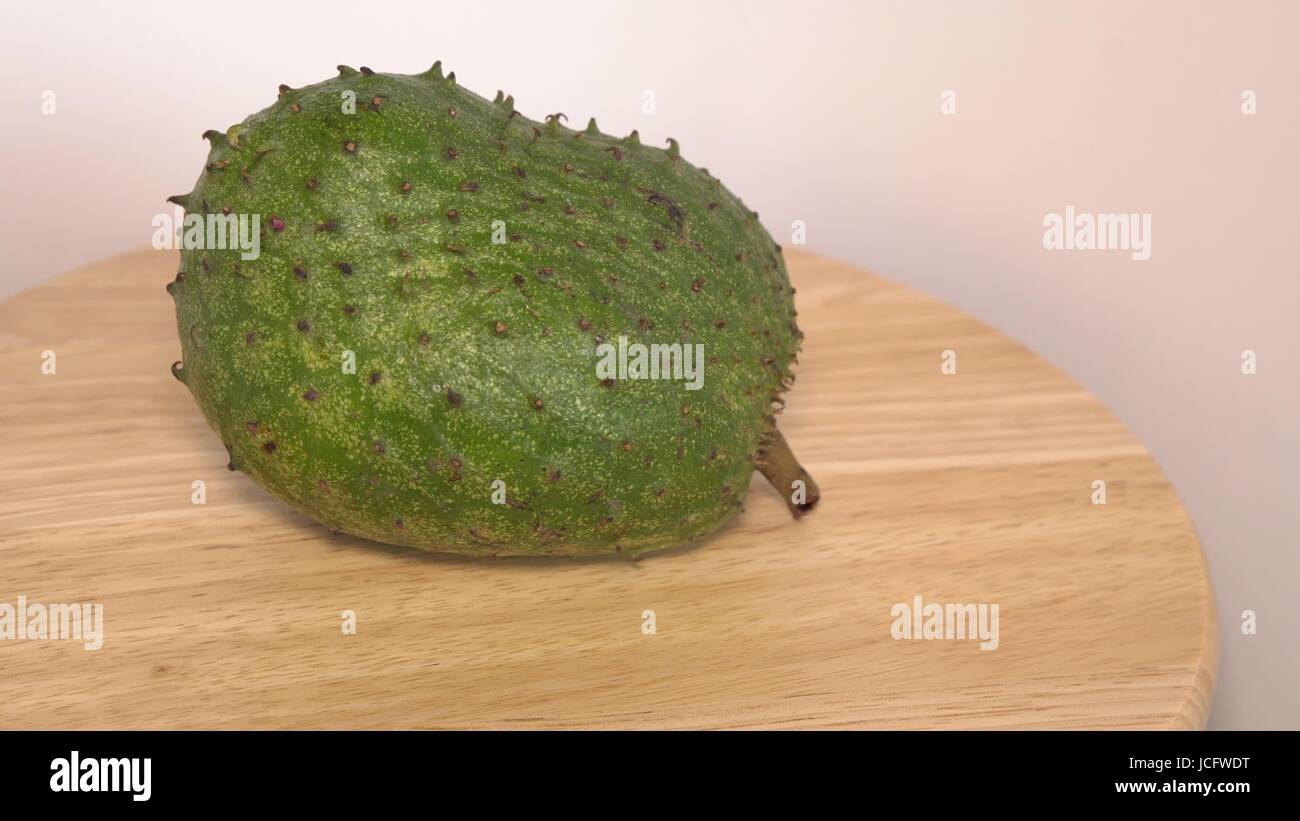 Corossol, le Figuier de l'Anone, Annona muricata L sur table en bois. Banque D'Images