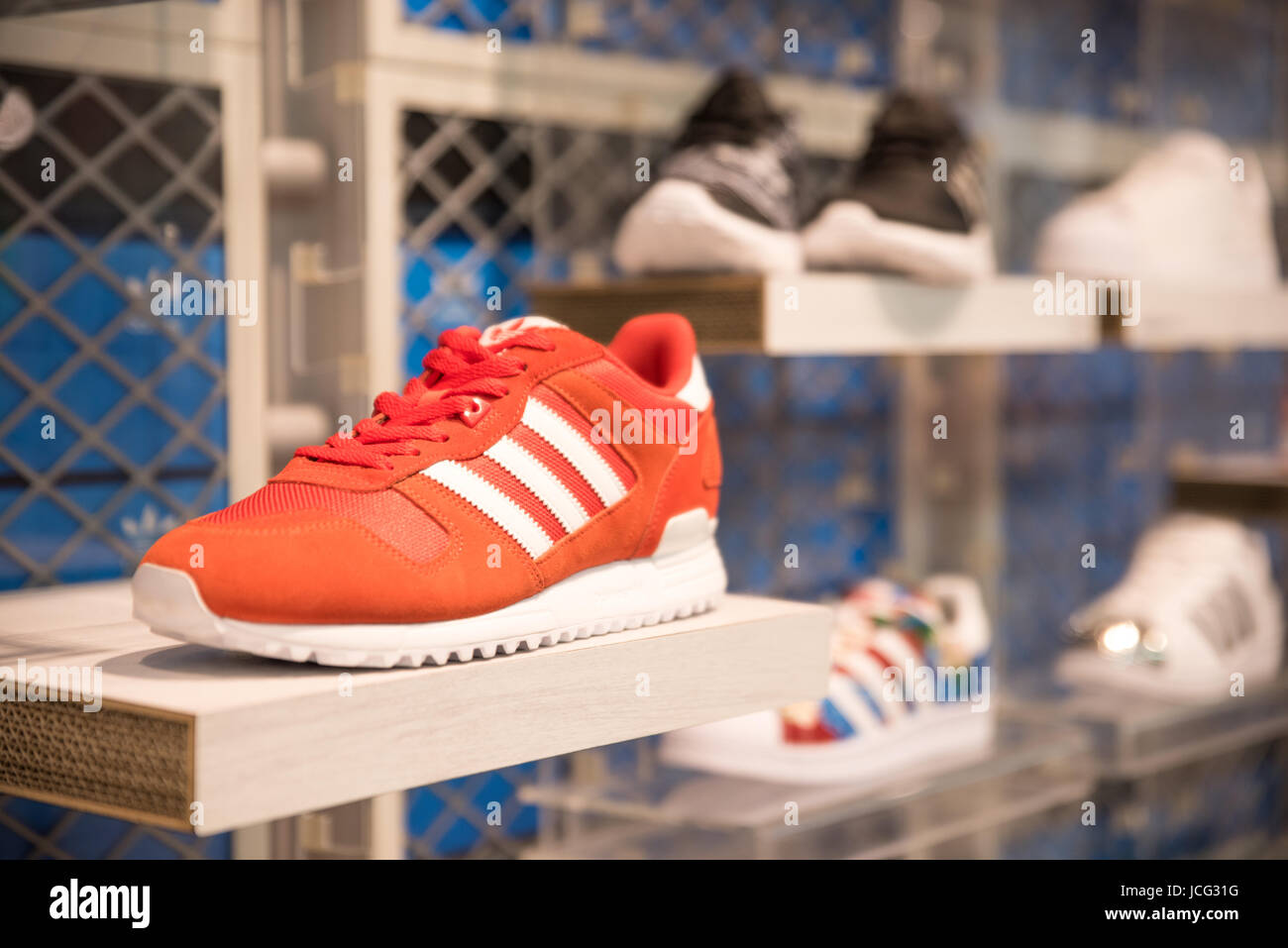 Adidas mens Banque de photographies et d'images à haute résolution - Alamy