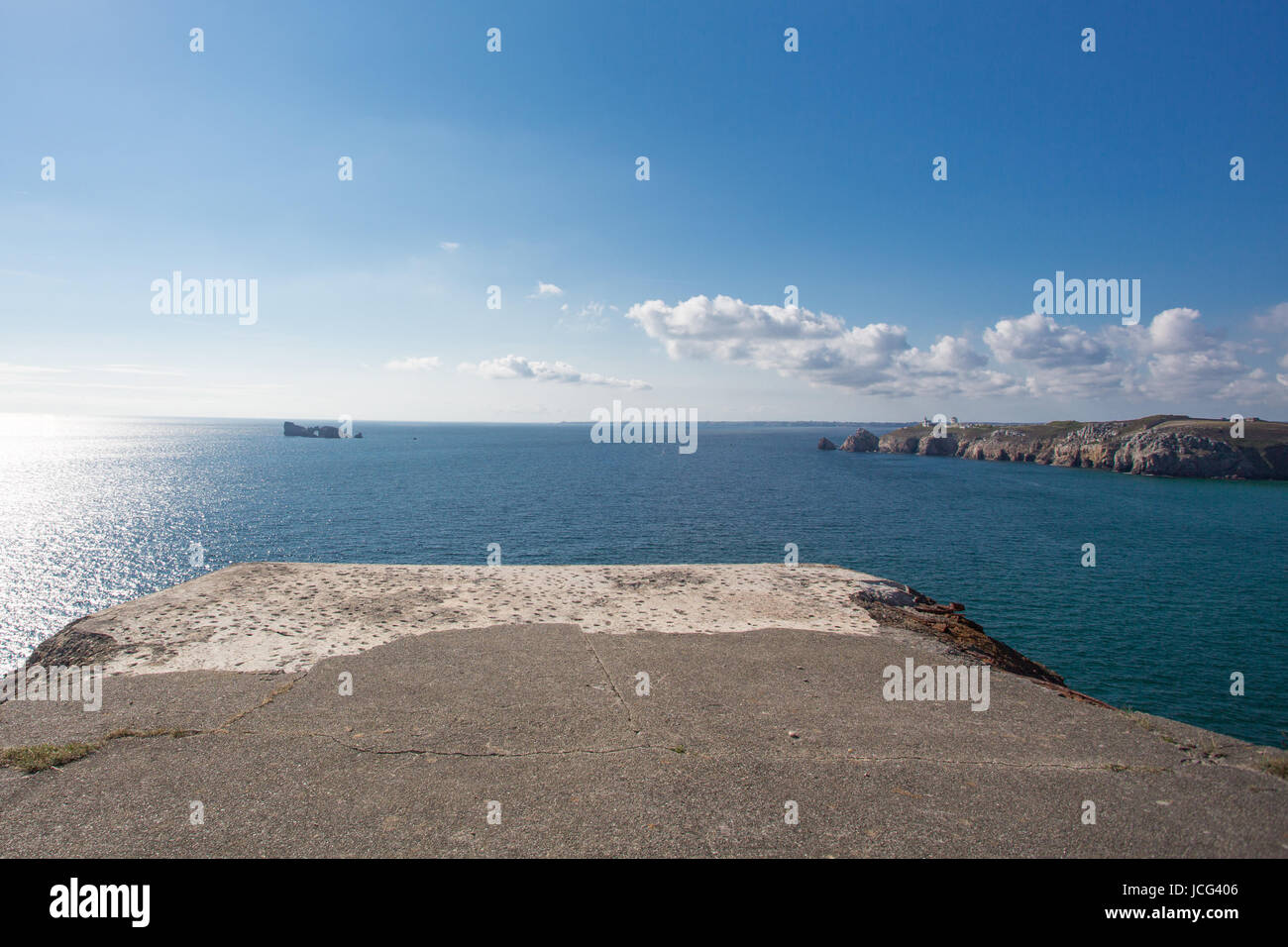 Vue sur l'océan Atlantique à partir d'un bunker allemand de la Seconde Guerre mondiale. À la la pointe de Pen Hir en Bretagne. La France. Banque D'Images