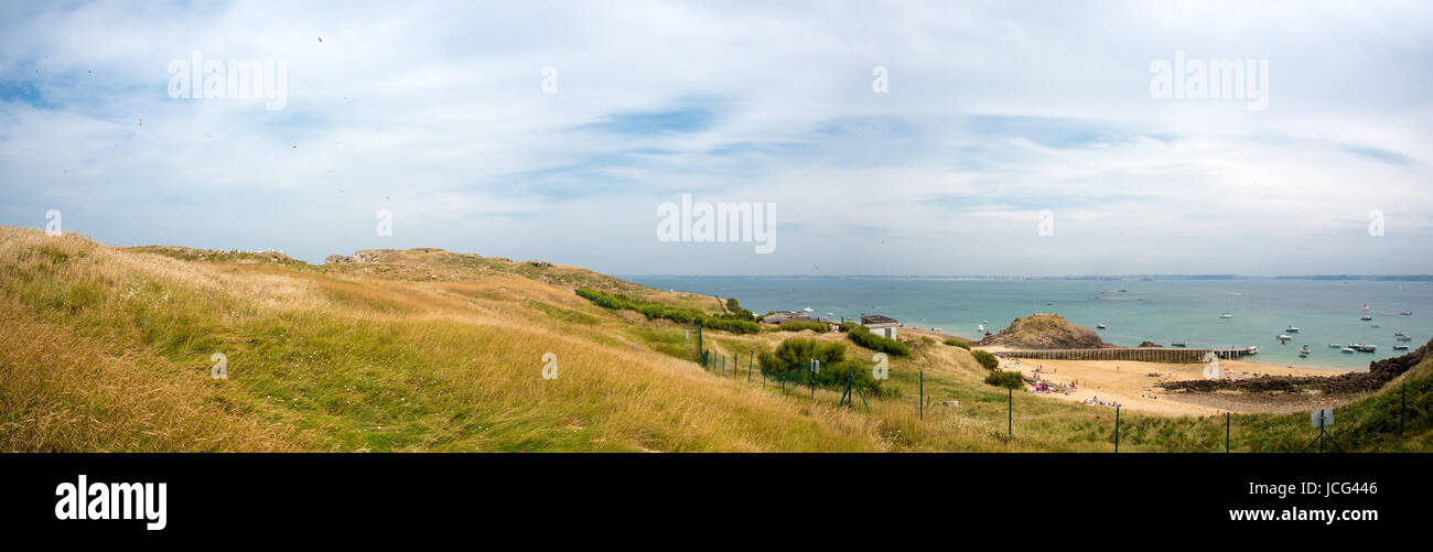 Vue panoramique sur la plage de l'île de Czembre avec Saint Malo en arrière-plan, Bretagne, France. Banque D'Images