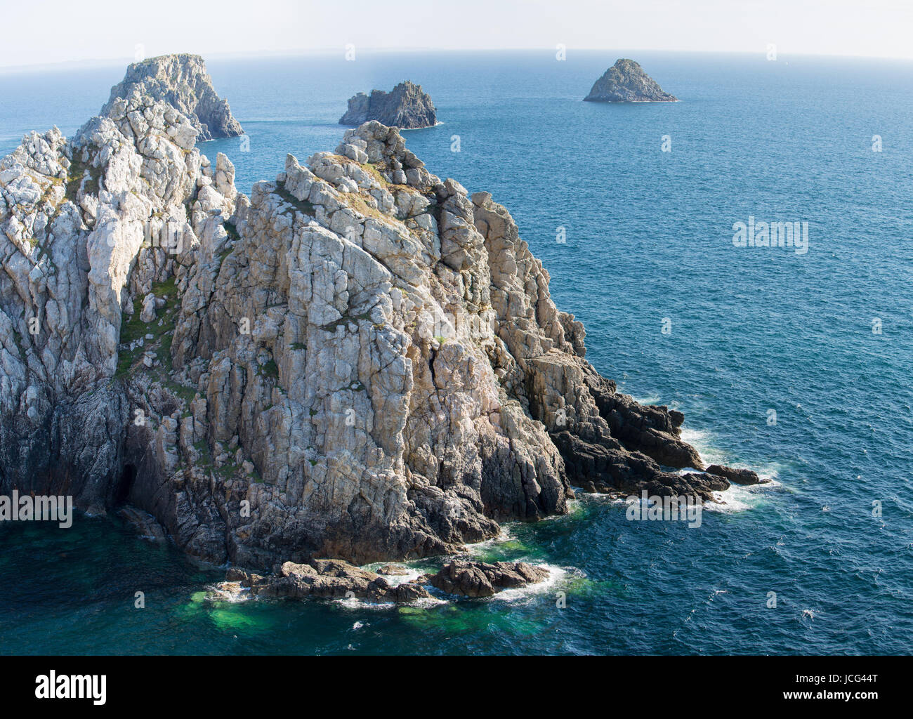 Roches avec les vagues d'émeraude, près du cap Pen Hir. La France. Banque D'Images