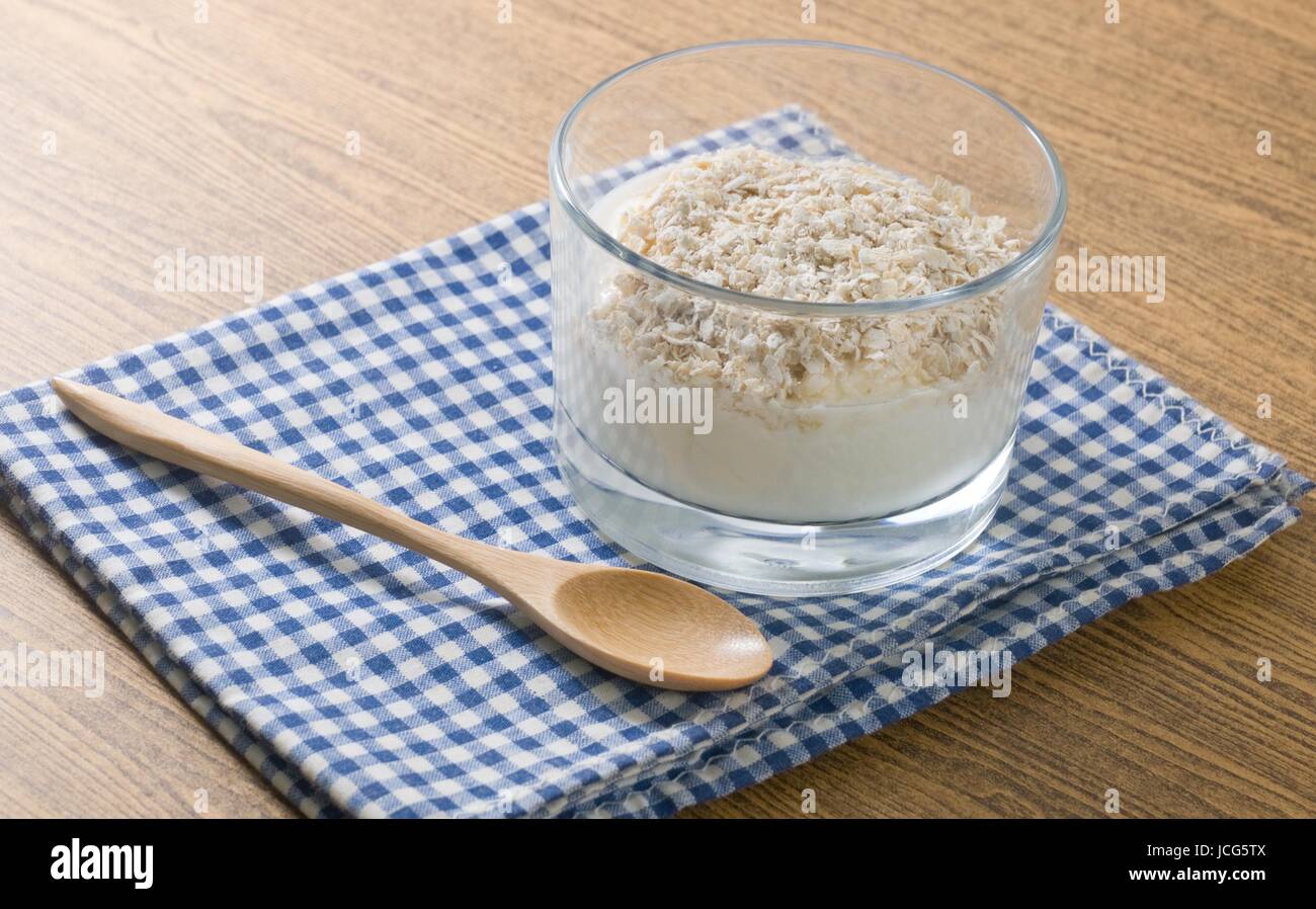 La garniture du yaourt fait maison avec l'Avoine Porridge, du point de vue nutritionnel riche en protéines, calcium, riboflavine, vitamine B6 et vitamine B12. Banque D'Images