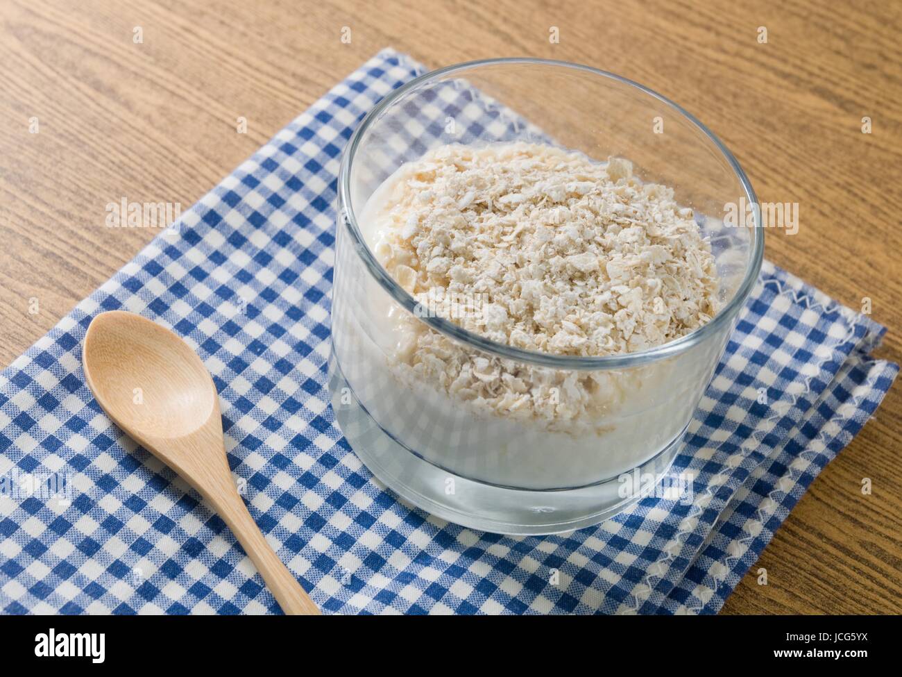 La garniture du yaourt fait maison saine avec l'Avoine Porridge, du point de vue nutritionnel riche en protéines, calcium, riboflavine, vitamine B6 et vitamine B12. Banque D'Images
