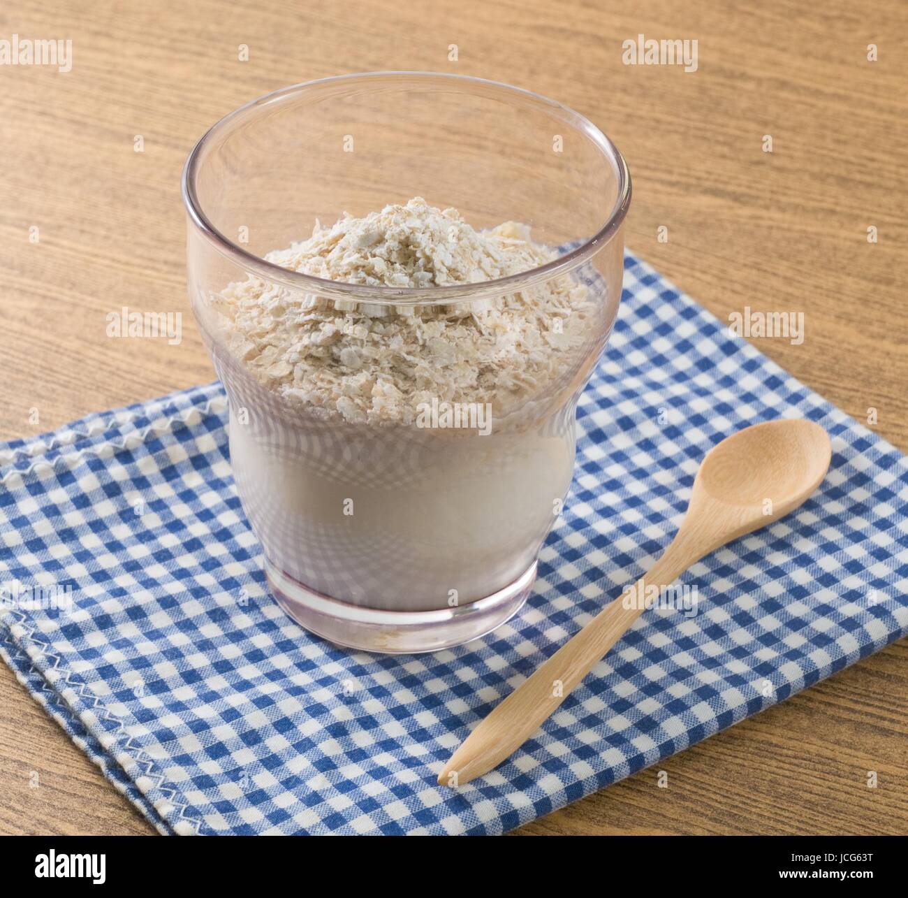 Verre de garniture du yaourt fait maison saine avec l'avoine, du point de vue nutritionnel riche en protéines, calcium, riboflavine, vitamine B6 et vitamine B12. Banque D'Images