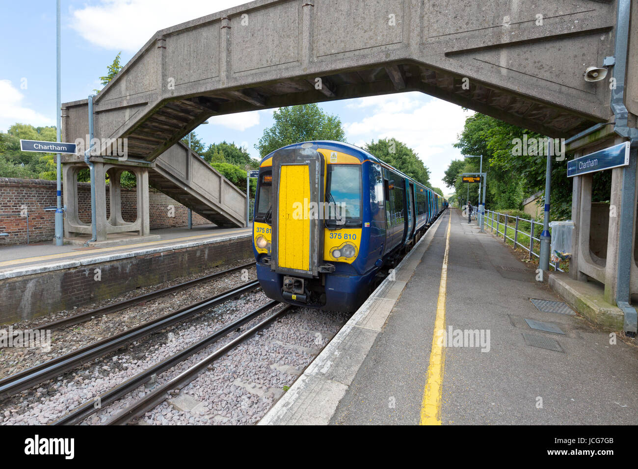Un train en gare du village, Chartham Chartham, Canterbury, UK Banque D'Images